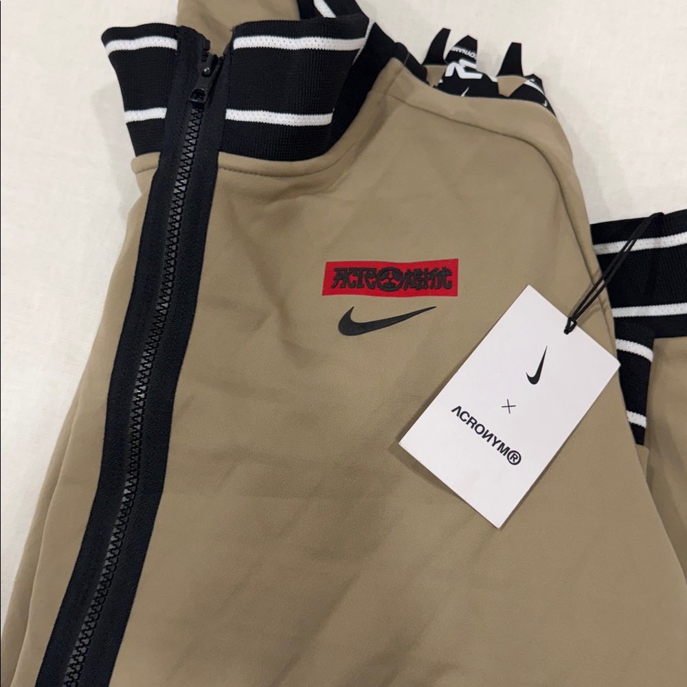 Nike Beige Bomber Jacket with Black Details - Picture 4 of 4